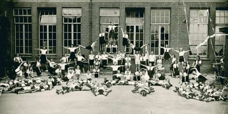 Oudheidkamer exposeert met sportfoto’s in ‘t Mossink oudheidkamer 