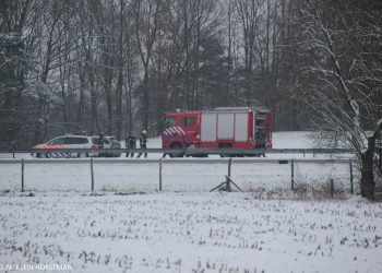 Vrachtwagen rijdt gebouw binnen politie brandweer aanrijding 