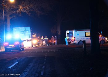 Auto botst op geparkeerde aanhanger aanrijding 