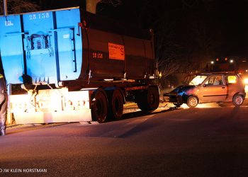 Auto botst op geparkeerde aanhanger aanrijding 