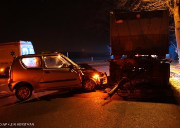Vrachtwagen rijdt gebouw binnen politie brandweer aanrijding 
