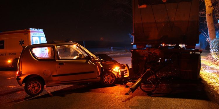 Auto botst op geparkeerde aanhanger aanrijding 