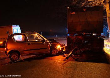 Auto botst op geparkeerde aanhanger aanrijding 