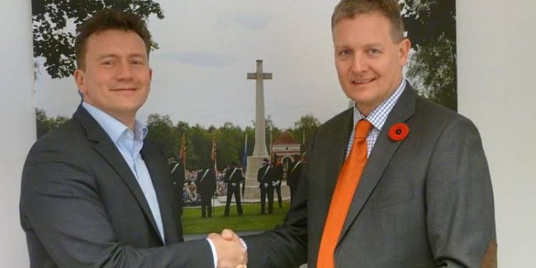 Cornelissen geeft SVNF stokje aan Fraser svnf oudheidkamer espelo dondertman 