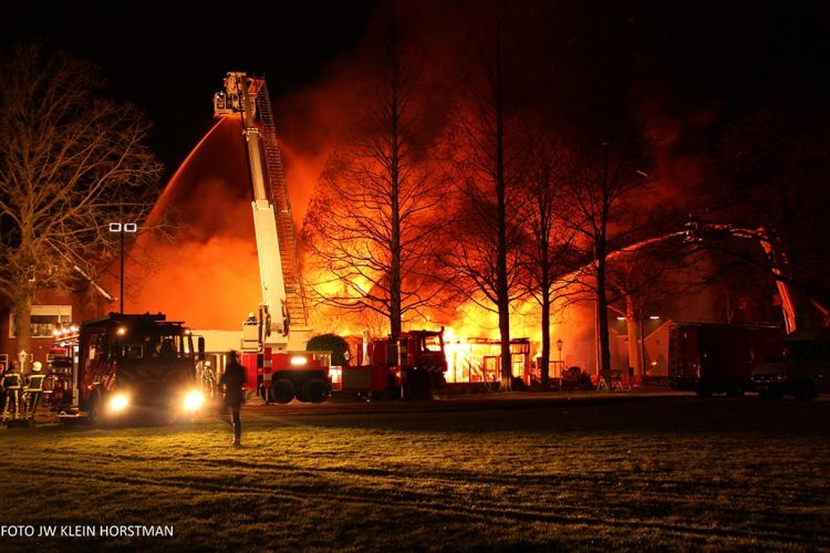 Brandweer Holten helpt bij zeer grote brand in Diepenheim brandweer 