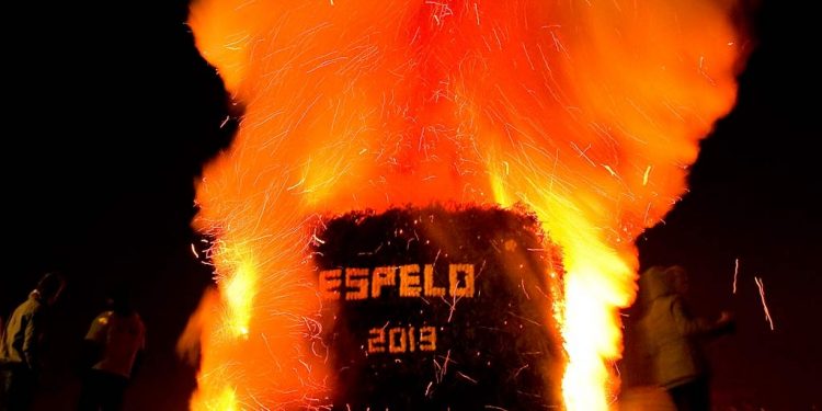 Espelo gaat wederom voor grootste paasvuur paasvuur espelo dijkerhoek 