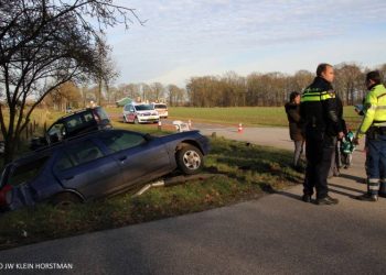 Vrachtwagen rijdt gebouw binnen politie brandweer aanrijding 