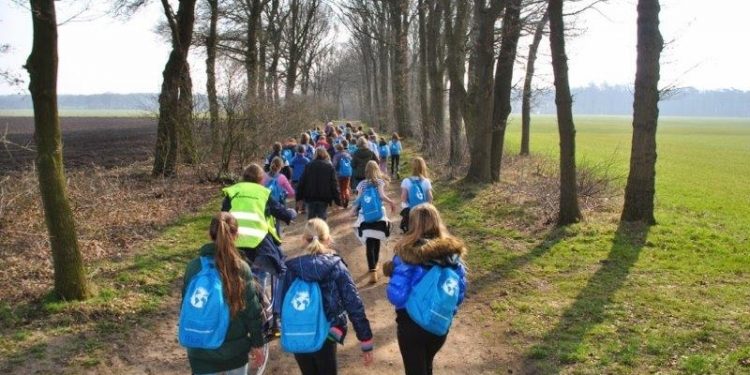 HoltensNieuws.nl De Regenboog wandelt voor water De Regenboog wandelt voor water beuseberg