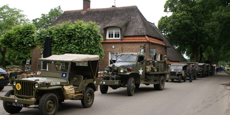 Bevrijdingstocht Keep them Rolling op 8 april 2015 door Holten gemeente canadese begraafplaats 