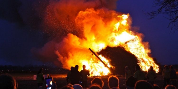 Strijd om grootste paasvuur laait weer op toontje paasvuur kulturhus bie toontje 