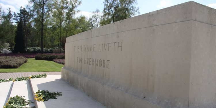 HoltensNieuws.nl Veel belangstelling voor herdenking 4 mei op Canadese begraafplaats Veel belangstelling voor herdenking 4 mei op Canadese begraafplaats canadese begraafplaats