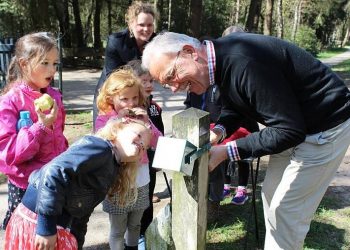 Minister President Harper verrast oorlogsveteranen woody's canadese begraafplaats 