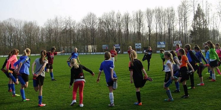 VoetbalClinic bij Blauw Wit ’66 in Holten voetbal blauwwit 
