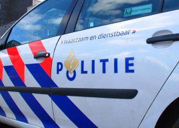 Vrachtwagen rijdt gebouw binnen politie brandweer aanrijding 