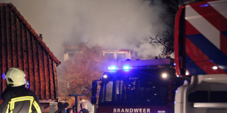 Brandweer holten helpt bij grote woningbrand in markelo brandweer 