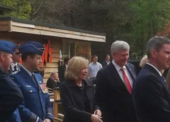 Minister President Harper verrast oorlogsveteranen woody's canadese begraafplaats 