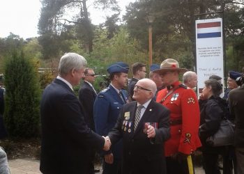 Minister President Harper verrast oorlogsveteranen woody's canadese begraafplaats 