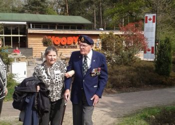 Minister President Harper verrast oorlogsveteranen woody's canadese begraafplaats 