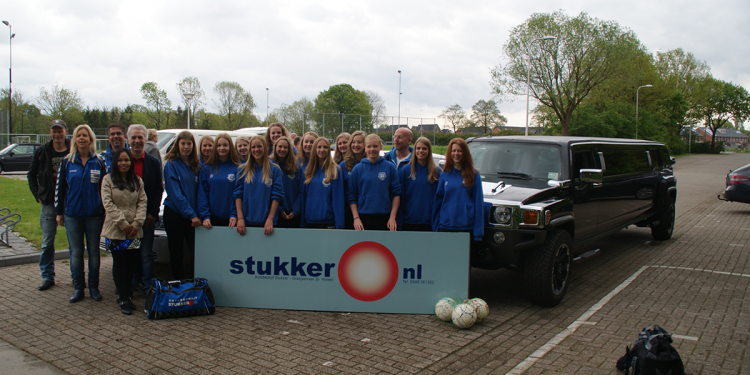 HoltensNieuws.nl Kampioenen MD1 met luxe Limo's naar een uitwedstrijd Kampioenen MD1 met luxe Limo's naar een uitwedstrijd smidsbelt blauwwit