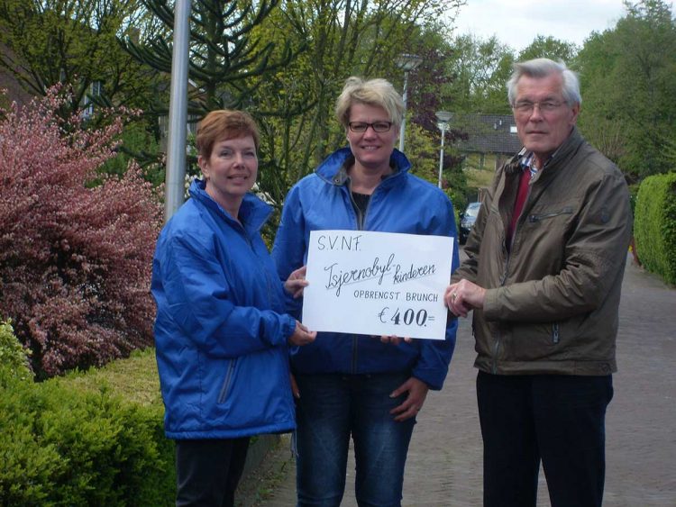 S.V.N.F. reikt € 400,- uit aan de Stichting Hulp aan Tsjernobyl-kinderen mac dondertman de hoolter deerns beuseberg 