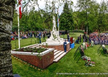 Veel belangstelling voor grote herdenking Canadese begraafplaats. muller canadese begraafplaats 