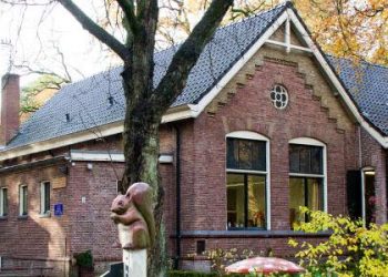 Jeugdlid AV Holten Ike Donkers als eerste over de finish tijdens FBK games atletiekvereniging 