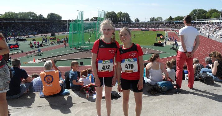 Jeugdlid AV Holten Ike Donkers als eerste over de finish tijdens FBK games atletiekvereniging 