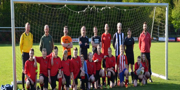 HoltensNieuws.nl Holten C3 voetbalt tegen de ouders Holten C3 voetbalt tegen de ouders voetbal