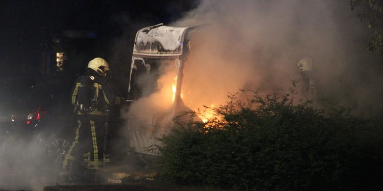HoltensNieuws.nl Brand verwoest caravan en auto aan Canadastraat Brand verwoest caravan en auto aan Canadastraat brandweer