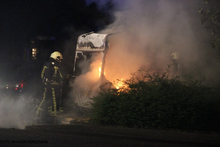 Brand verwoest caravan en auto aan Canadastraat brandweer 