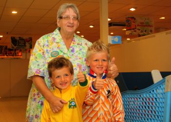 Tante Rikie als kassière bij AH Holten 