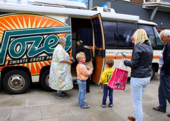 Tante Rikie als kassière bij AH Holten 