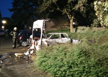 Brand verwoest caravan en auto aan Canadastraat brandweer 