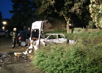 Brand verwoest caravan en auto aan Canadastraat brandweer 