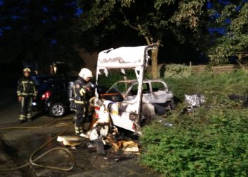 Brand verwoest caravan en auto aan Canadastraat brandweer 