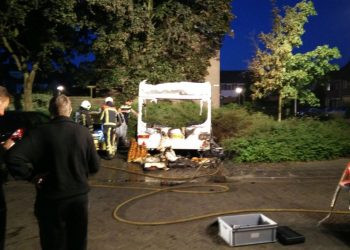 Brand verwoest caravan en auto aan Canadastraat brandweer 