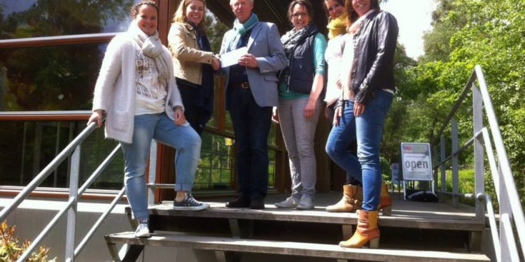 Buurtvereniging 'de Liesen' doneert 2de prijs aan Informatiecentrum Canadese Begraafplaats canadese begraafplaats 