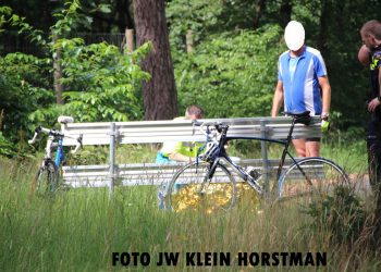 Twee wielrenners gewond op Holterberg politie aanrijding 