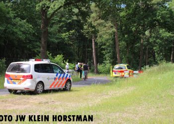 Vrachtwagen rijdt gebouw binnen politie brandweer aanrijding 
