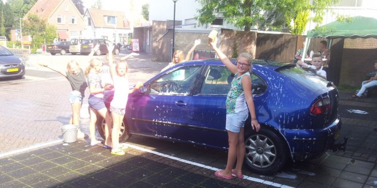 HoltensNieuws.nl Carwash Handbalvereniging een Succes Carwash Handbalvereniging een Succes hv holten