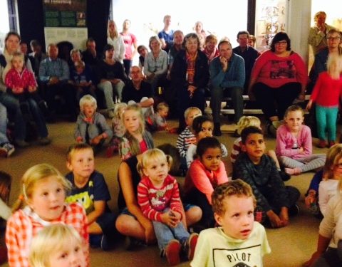 HoltensNieuws.nl Kinderpret bij Natuurdiorama Holterberg Poppenkast tussen de dieren Kinderpret bij Natuurdiorama Holterberg Poppenkast tussen de dieren natuurdiorama