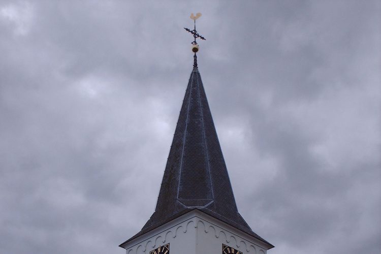 Haan weer terug op de dorpskerk smidsbelt 