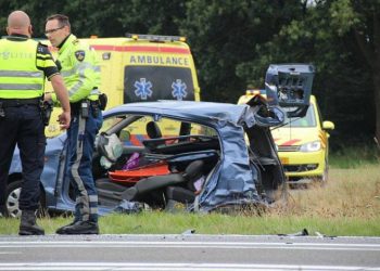 Vrachtwagen rijdt gebouw binnen politie brandweer aanrijding 