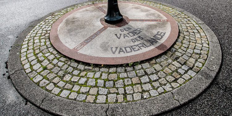 Aandacht voor monument bij station tijdens wijkavond kulturhus 