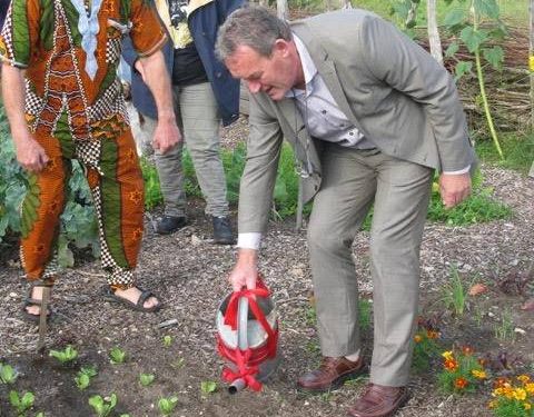Wethouder Jan Aanstoot tapt eerste water Afrikaanse Watertank gemeente duurzaam holten 