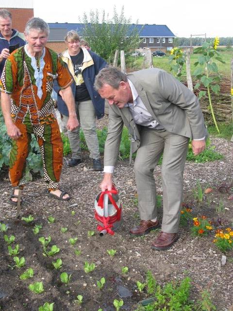 Wethouder Jan Aanstoot tapt eerste water Afrikaanse Watertank gemeente duurzaam holten 