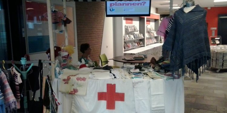 Welfare Rode Kruis op kerstmarkt kulturhus canadese begraafplaats 