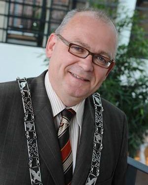 Burgemeester leest Groot Dictee Rijssen-Holten voor gemeente bibliotheek 