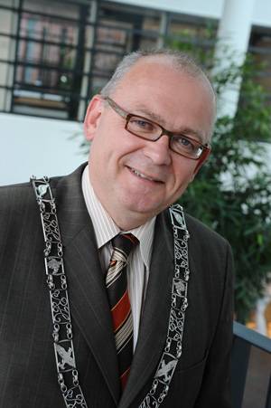 Burgemeester herbenoemd en geeft speech espelo dijkerhoek canadese begraafplaats beuseberg 