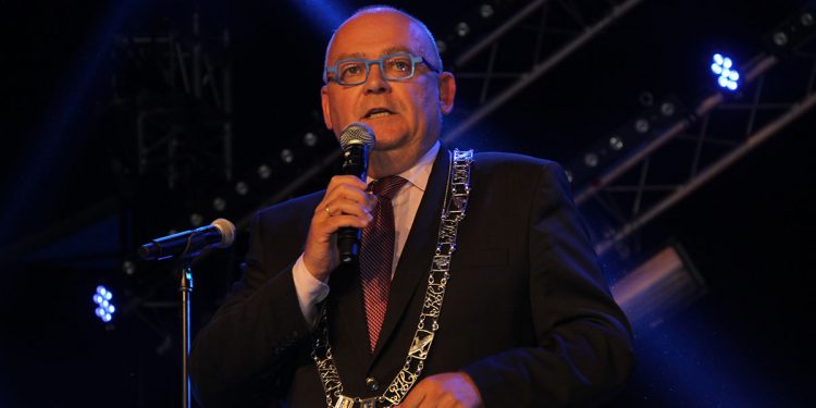 HoltensNieuws.nl Raad beveelt burgemeester Hofland aan voor herbenoeming Raad beveelt burgemeester Hofland aan voor herbenoeming gemeente